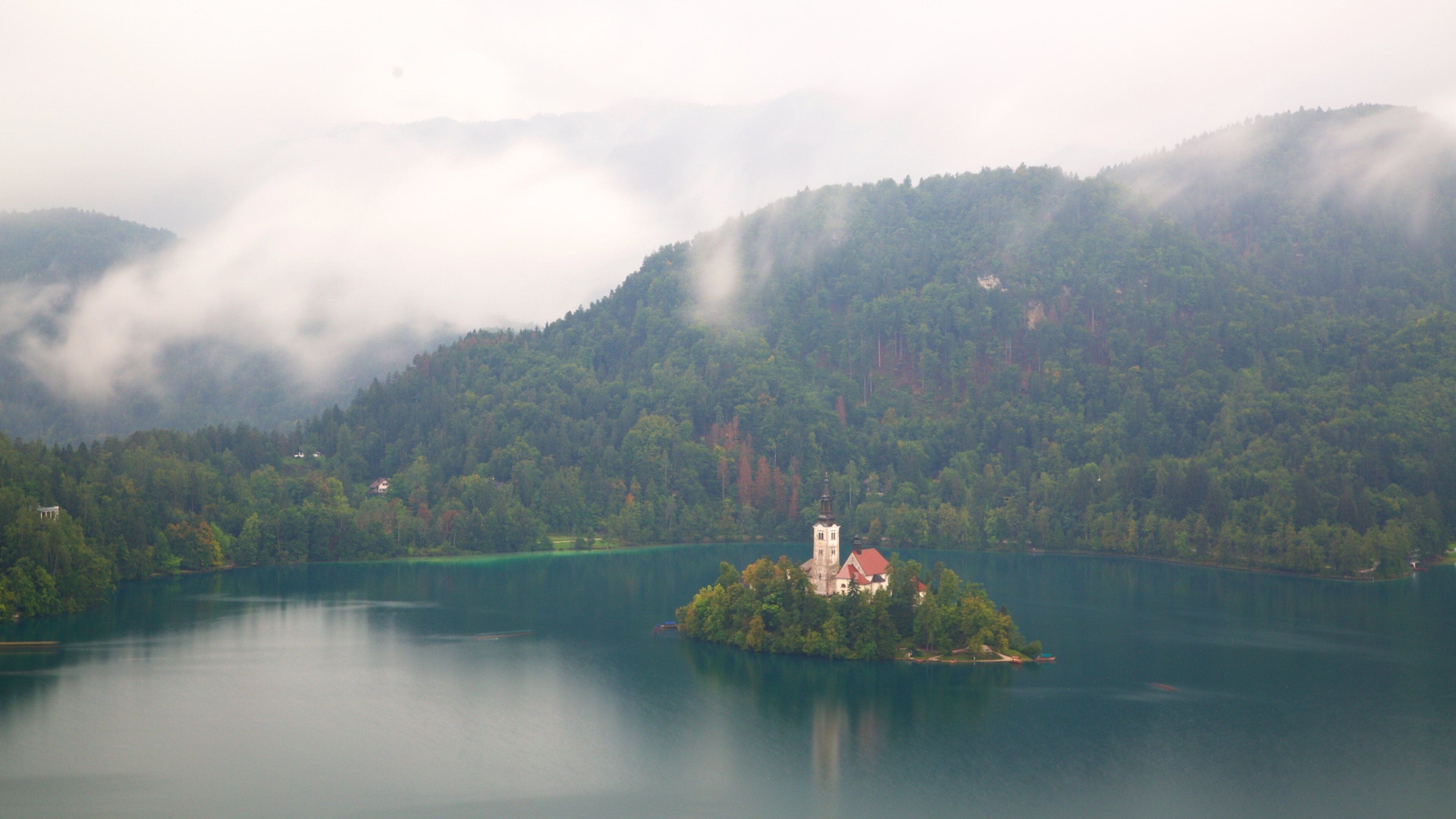 Iglesia de Sv Marika Bozja que incluye montañas, niebla y bosques