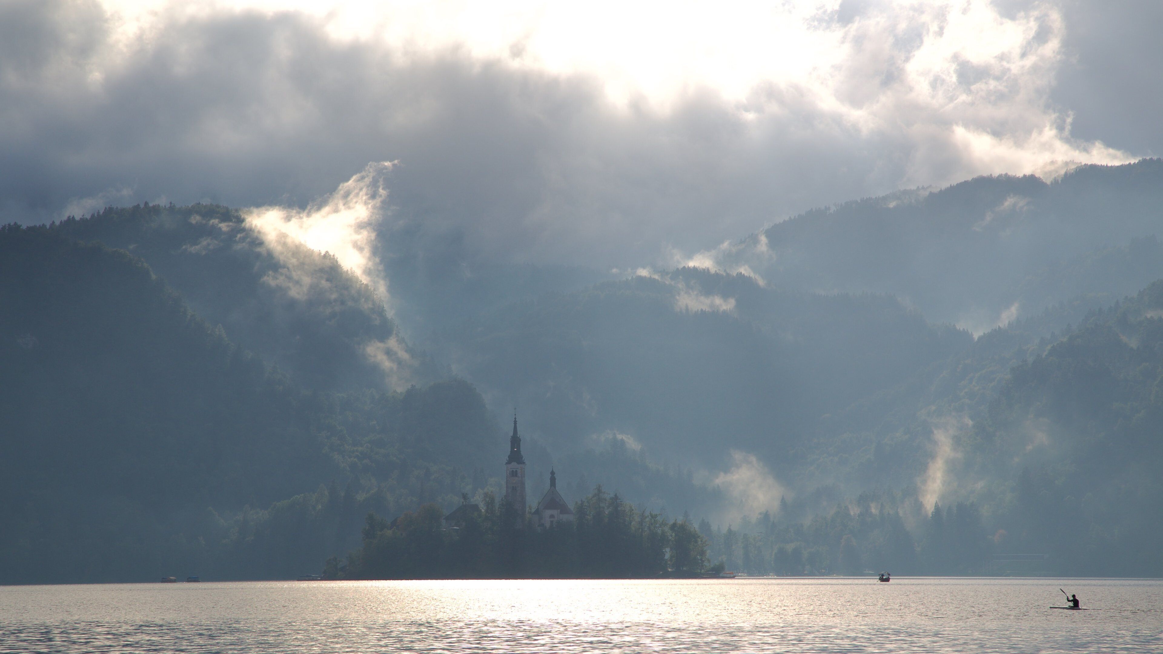 성 마리카 보즈야 성당 이 포함 교회 또는 성당, 안개 과 산