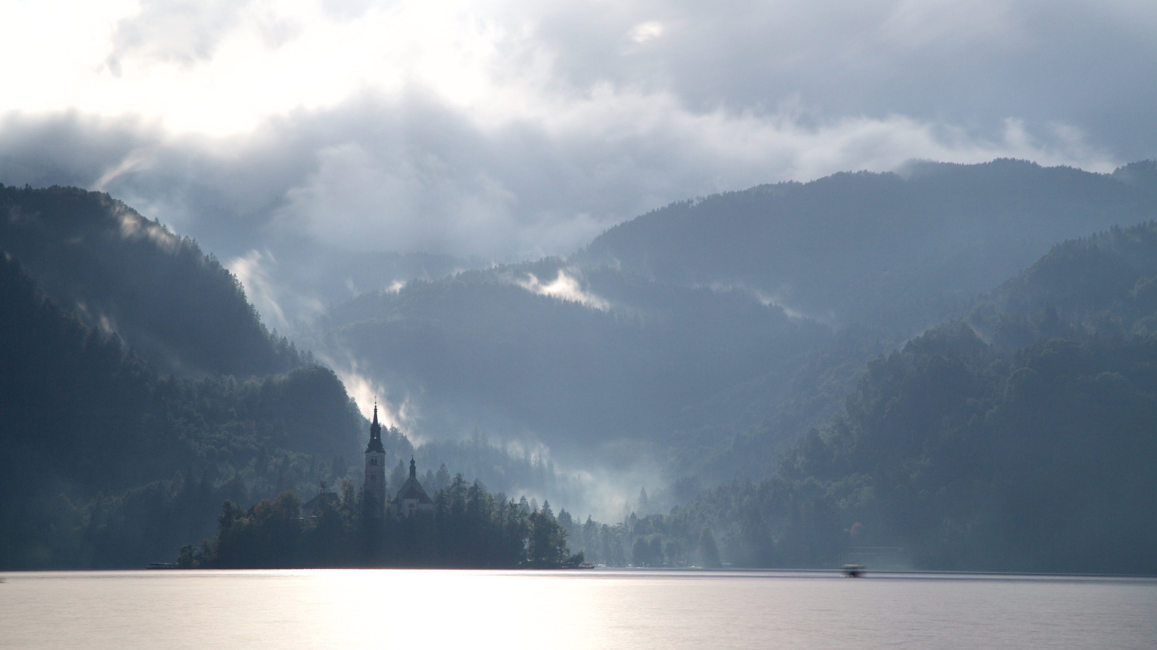 성 마리카 보즈야 성당 을 보여주는 교회 또는 성당, 산 과 호수 또는 샘