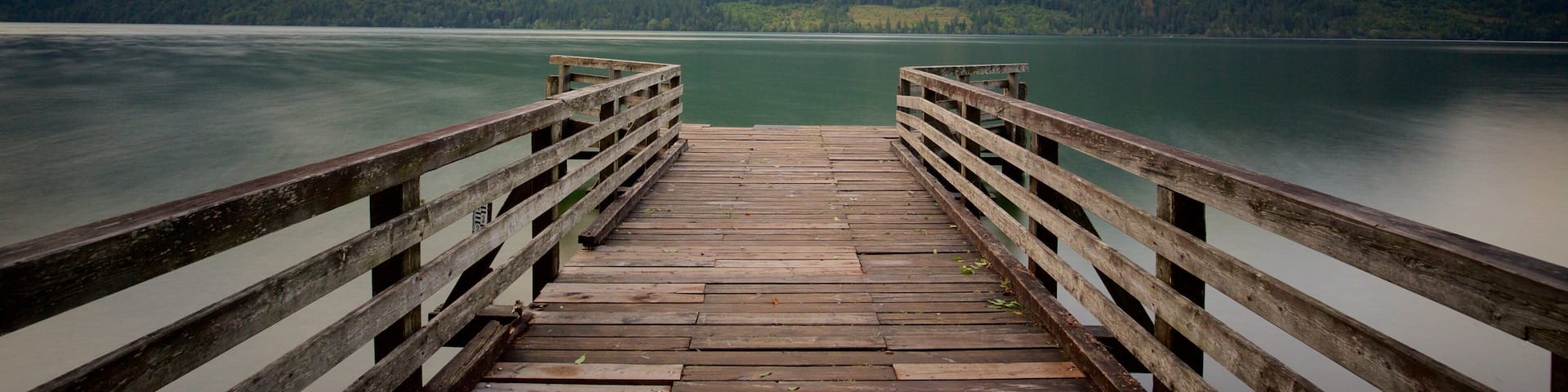 Bohinj-See mit einem Berge und See oder Wasserstelle