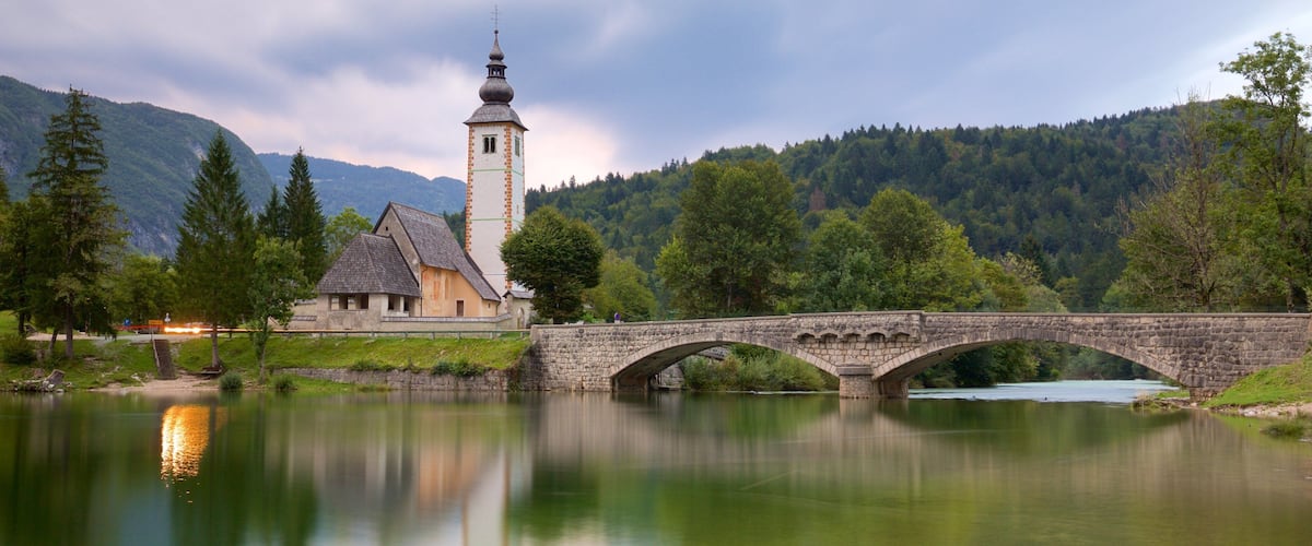 Lac Bohinj qui includes forêts, église ou cathédrale et pont