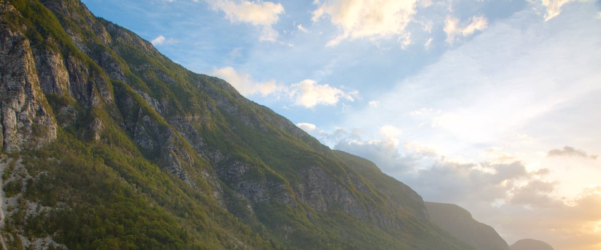 Lago di Bohinj che include tramonto, montagna e lago o sorgente d\'acqua