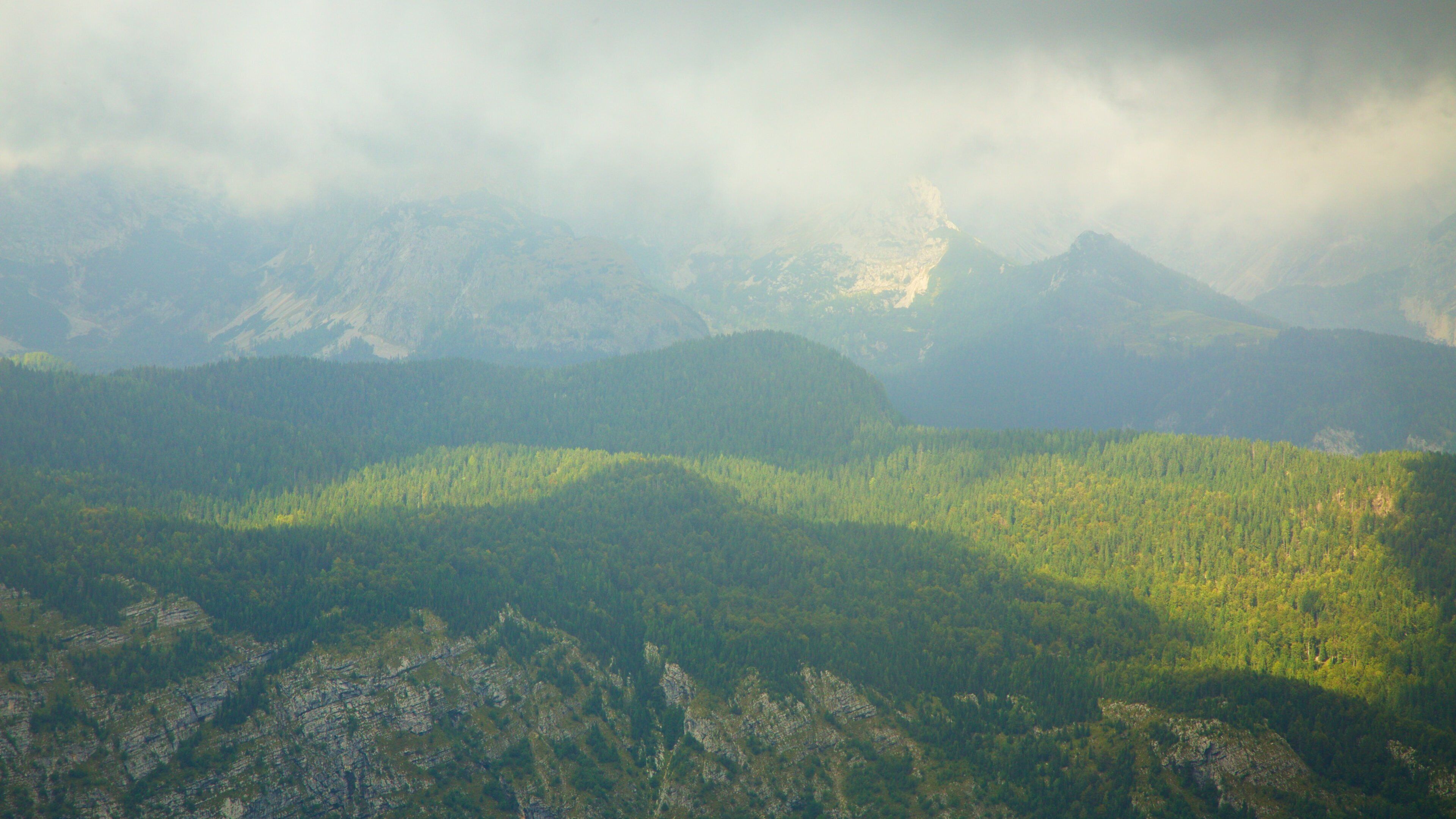 Parque Nacional de Tiglav mostrando neblina, paisagem e montanhas