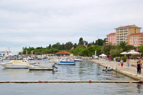Portoroz Beach montrant navigation, ville cĂŽtiĂšre et marina