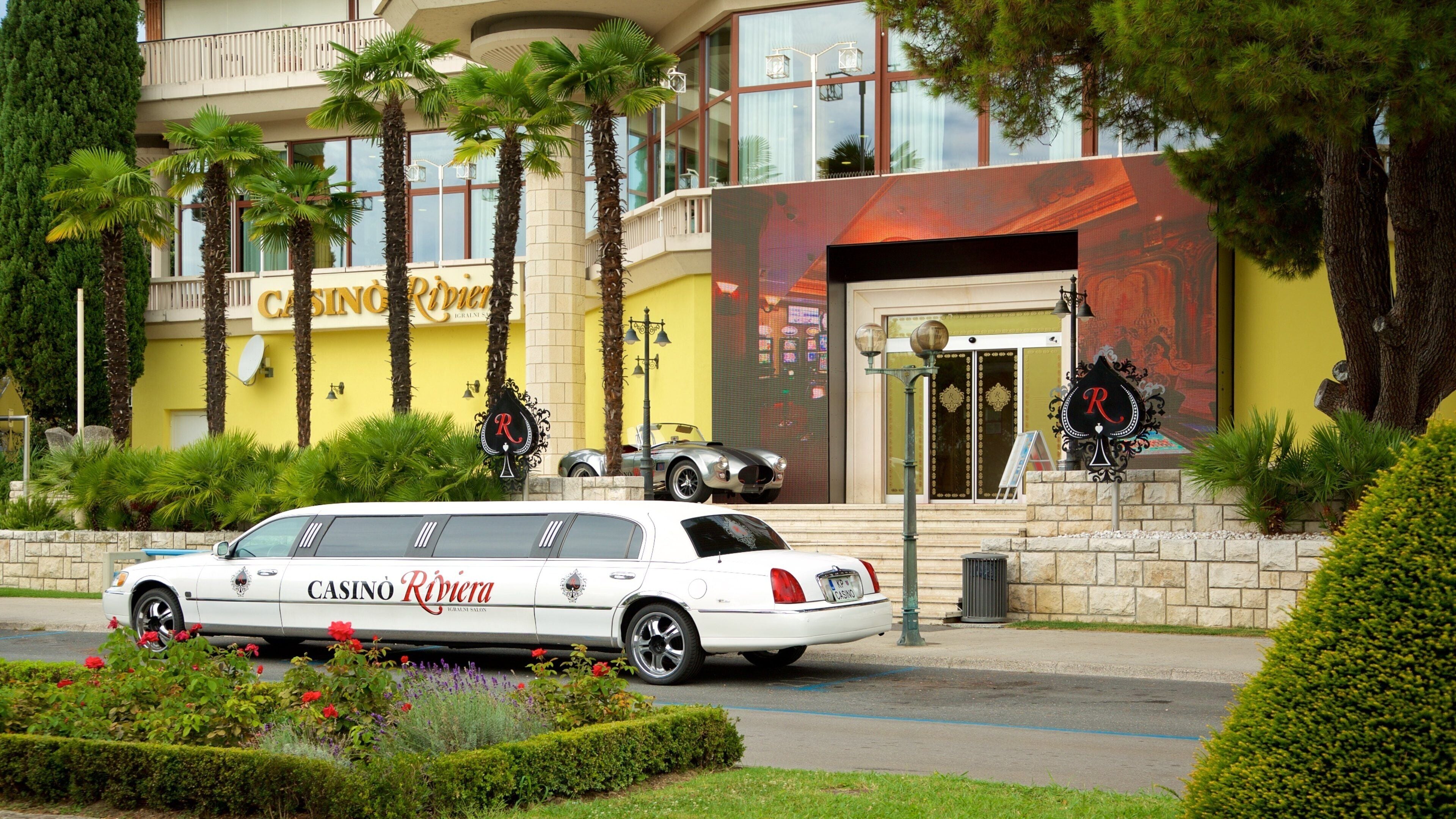 Portoroz Beach welches beinhaltet Küstenort und Luxushotel oder Resort