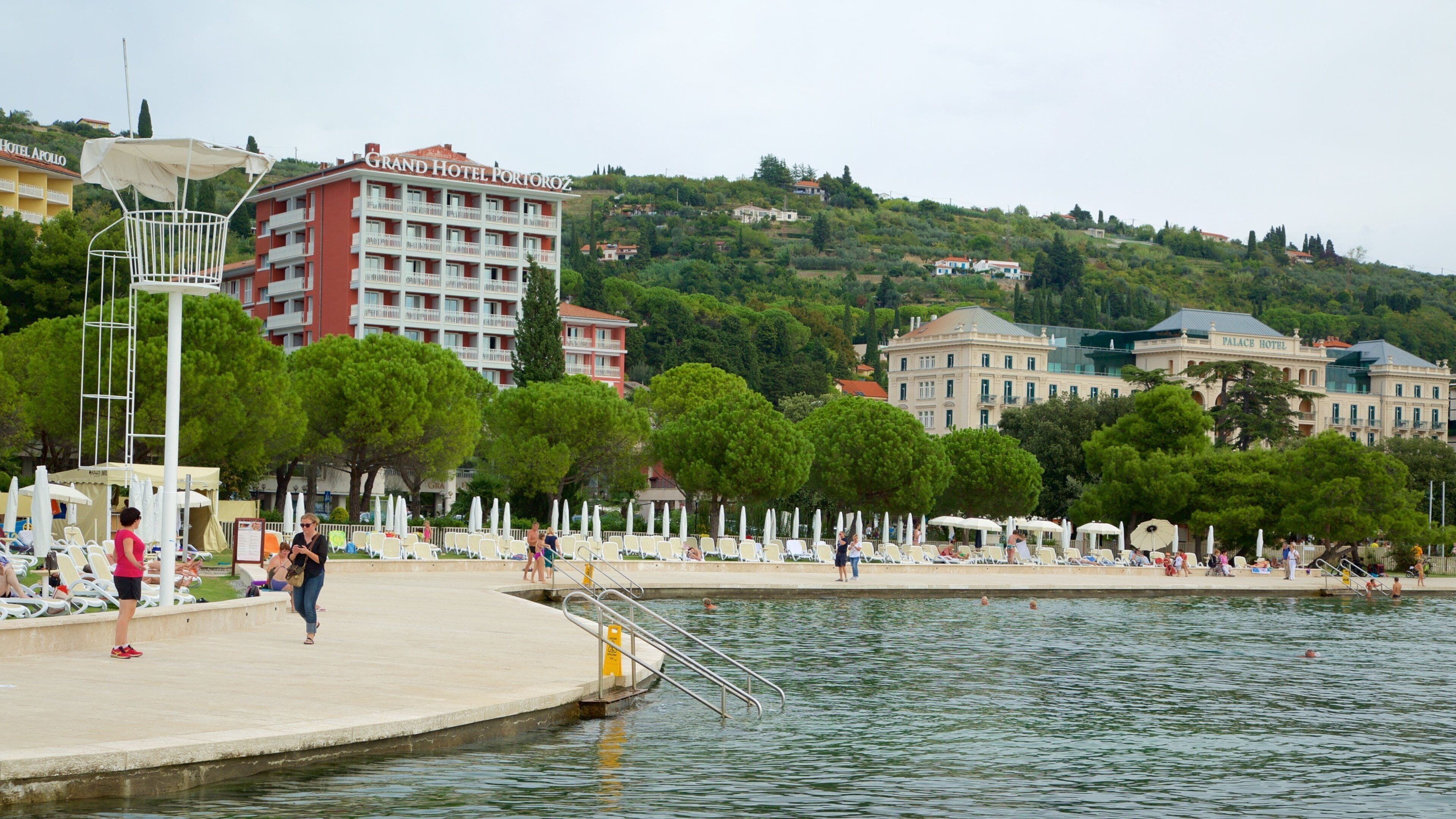 Portoroz Beach mit einem Hotel, Küstenort und allgemeine Küstenansicht