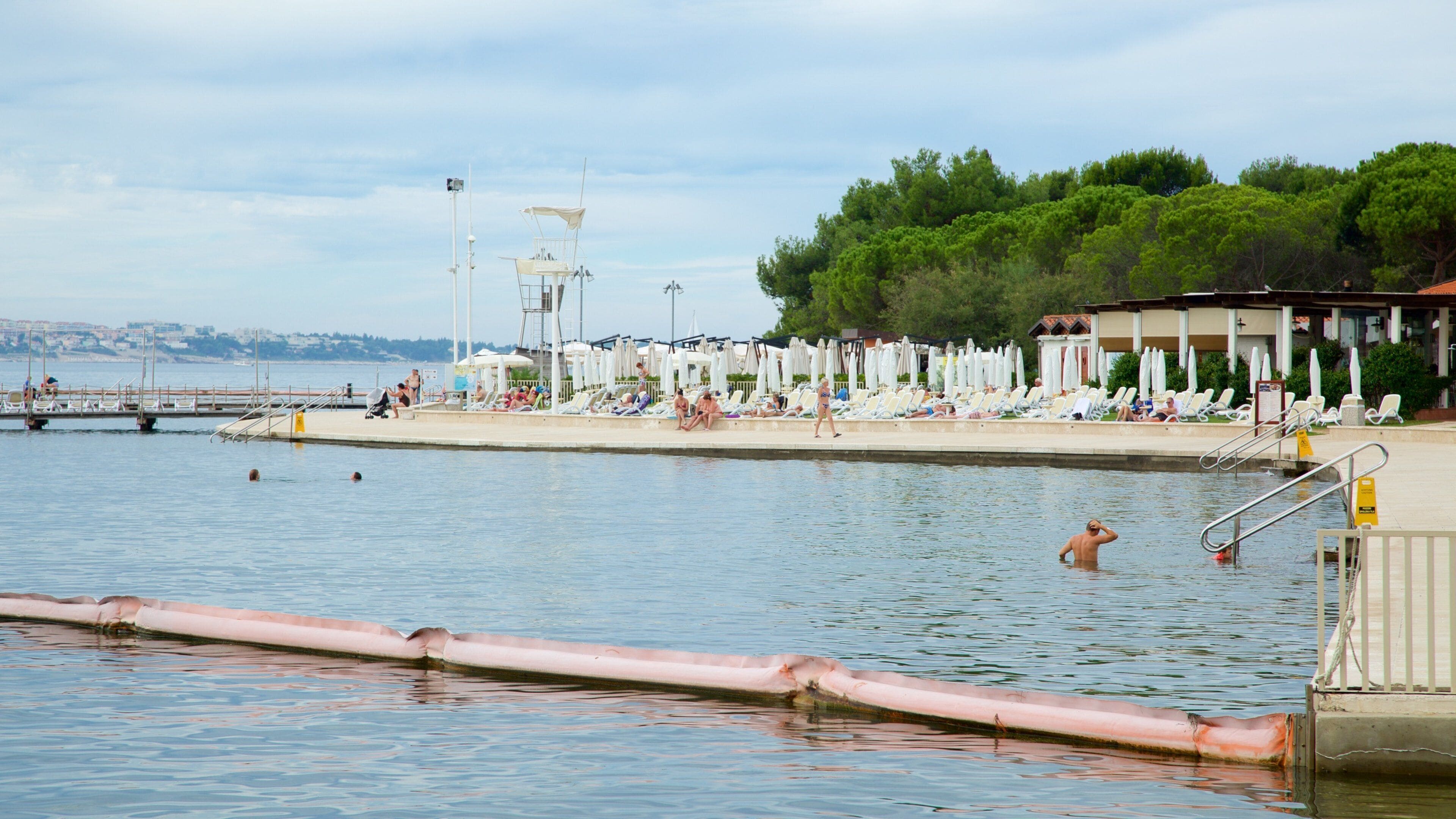 หาด Portoroz แสดง ชายฝั่งทะเล, ว่ายน้ำ และ เมืองชายฝั่ง