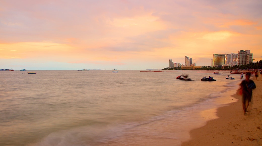 Pattaya Beach johon kuuluu hiekkaranta ja auringonlasku