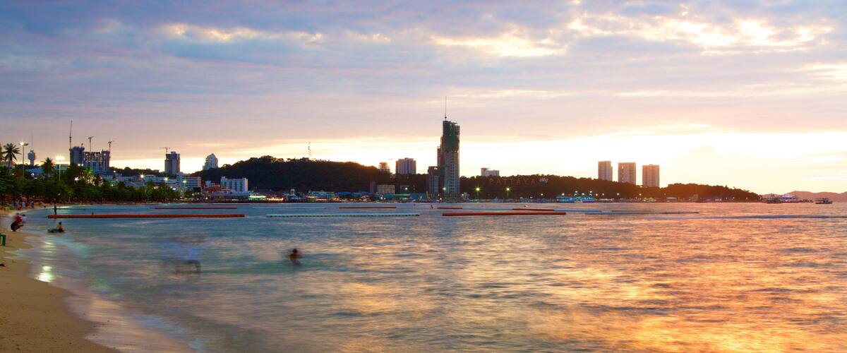 Playa de Pattaya mostrando una puesta de sol y una playa de arena