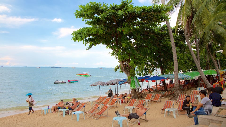 Pattaya Beach which includes a beach as well as a large group of people