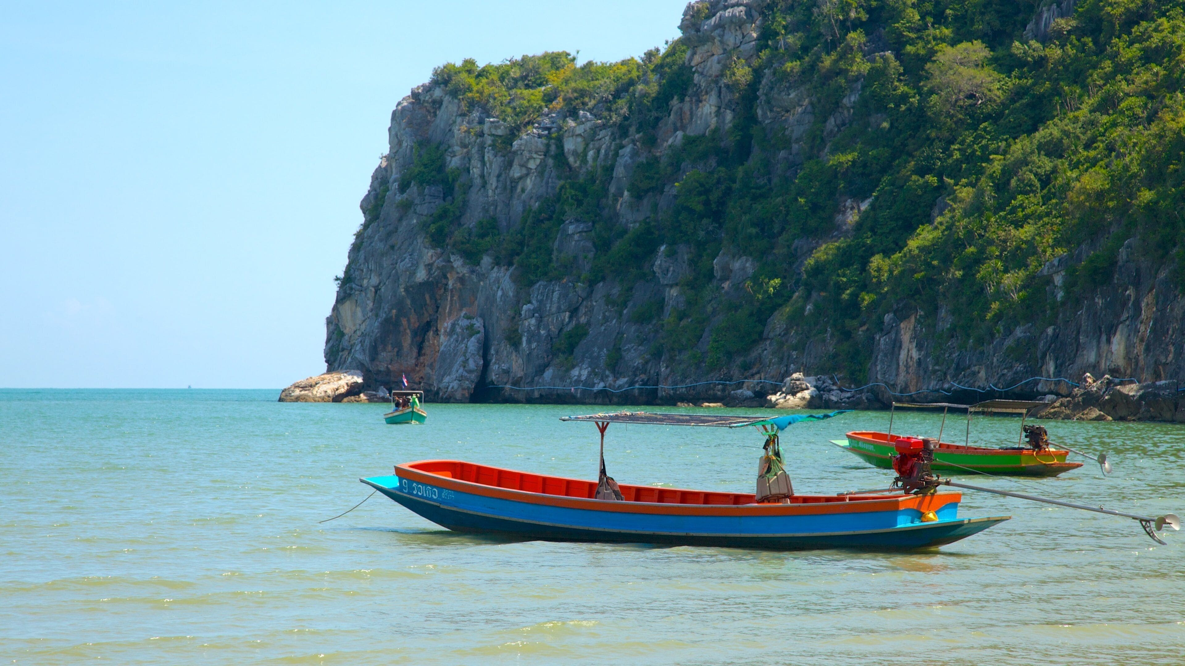 Parque Nacional de Khao Sam Roi Yot caracterizando litoral acidentado, paisagem e montanhas