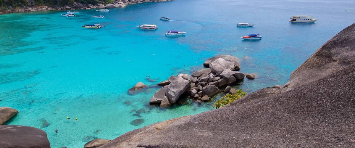 Parque Nacional de Ko Similan caracterizando litoral rochoso