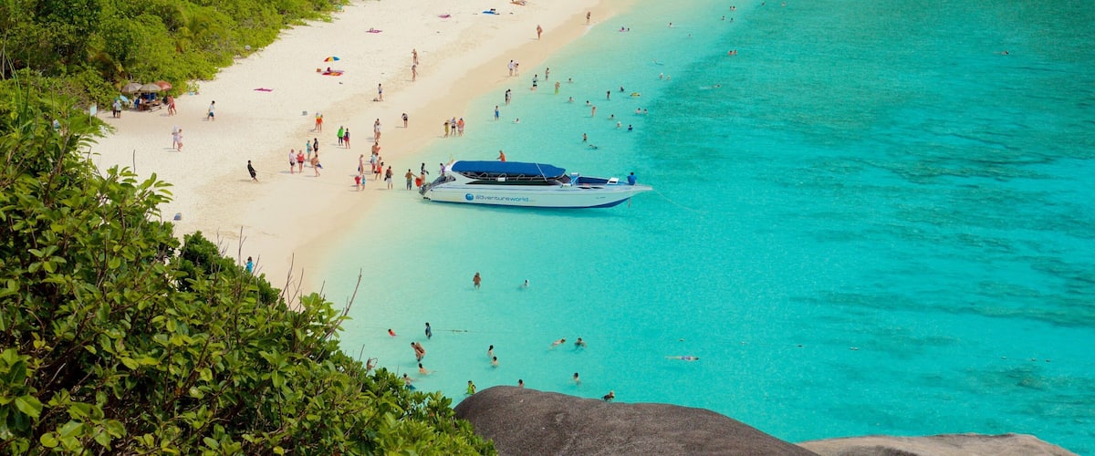 Parque Nacional de Ko Similan ofreciendo costa rocosa y una playa
