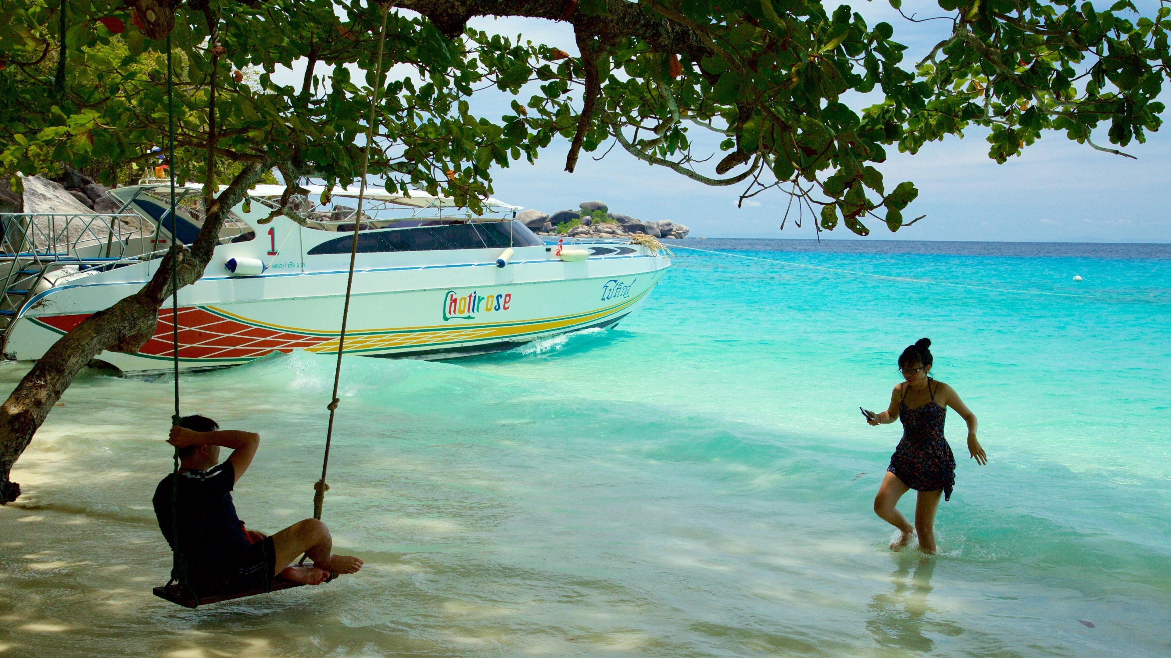 Parque Nacional de Ko Similan ofreciendo una playa y también un pequeño grupo de personas