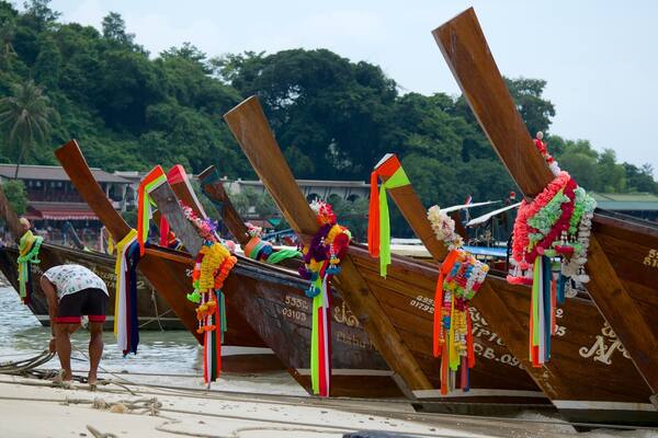トンサイ湾ビーチ フィーチャー 湾岸あるいはハーバー, ボート と 宗教名所