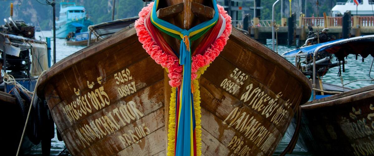 Playa de Ao Ton Sai ofreciendo paseos en lancha