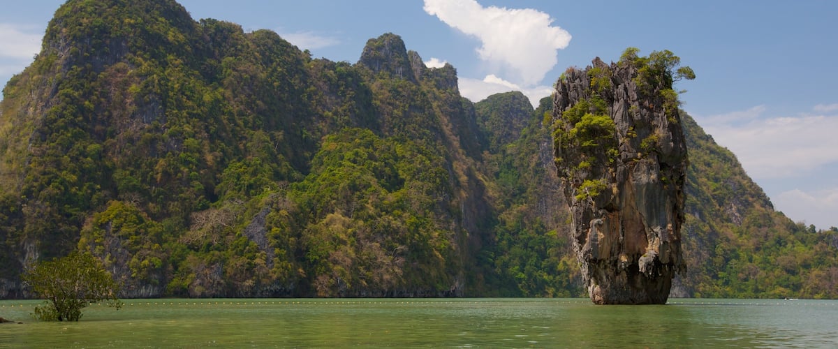 Parque nacional Ao Phang Nga ofreciendo vistas generales de la costa, escenas forestales y montañas