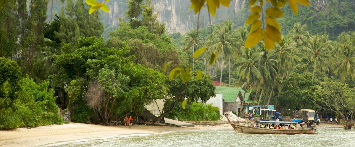 หาดไร่เลย์ตะวันตก ซึ่งรวมถึง หาดทราย, ทิวทัศน์เขตร้อน และ การพายเรือ