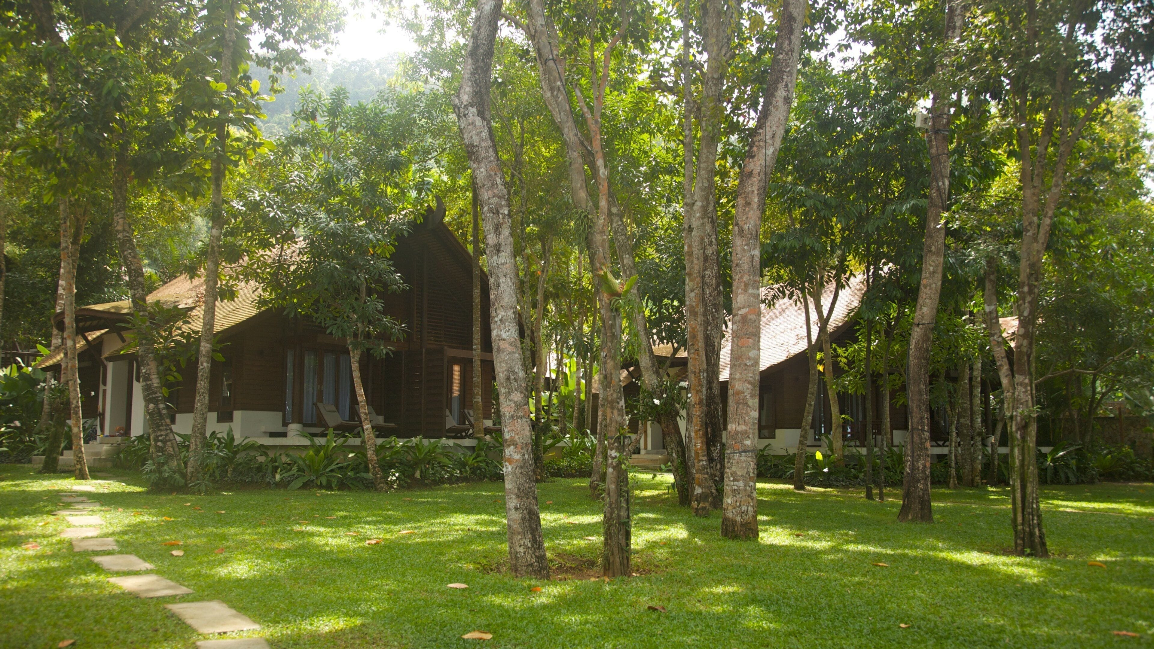 Ao Phra Nang Beach ofreciendo una casa y un parque