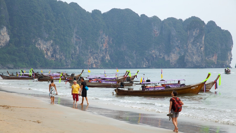 Praia de Ao Phra Nang caracterizando paisagens litorĂąneas, canoagem e montanhas