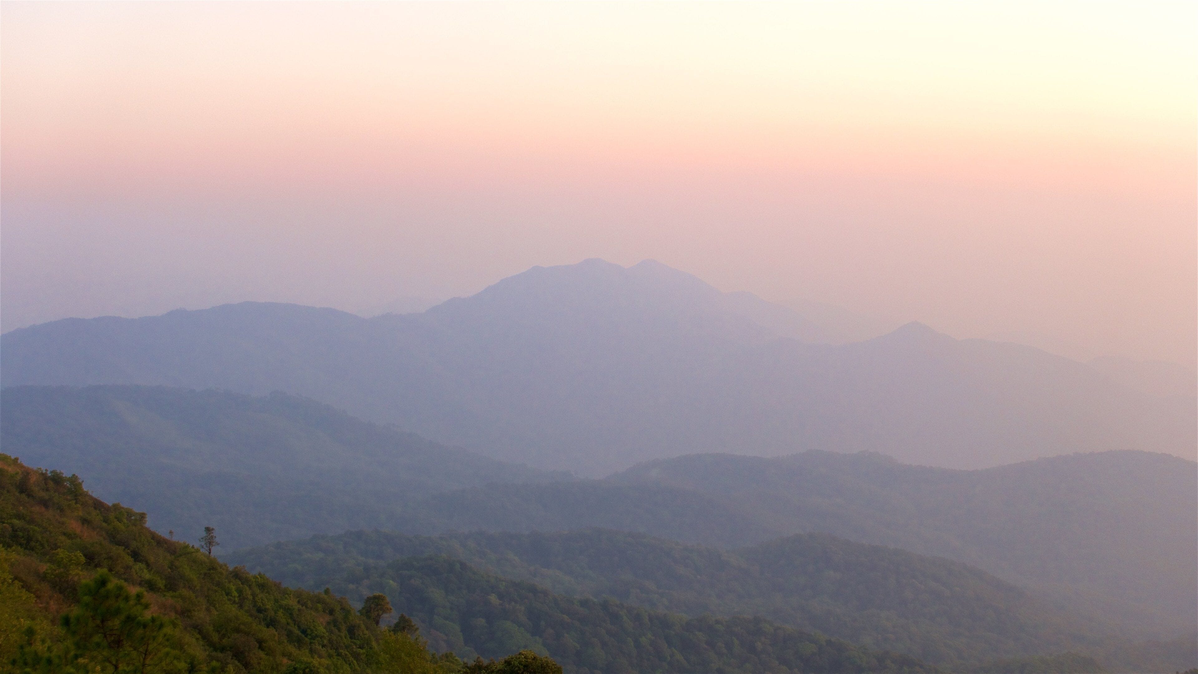 Doi Inthanon nasjonalpark som viser solnedgang, tåke og fjell