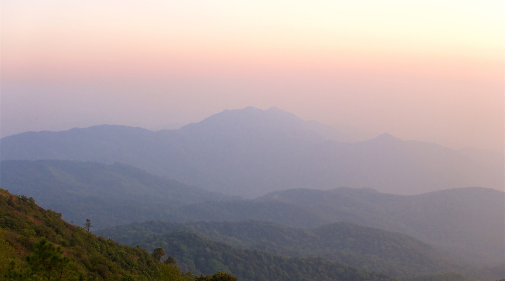 Doi Inthanon Nationalpark som viser bjerge, tåge eller dis og en solnedgang