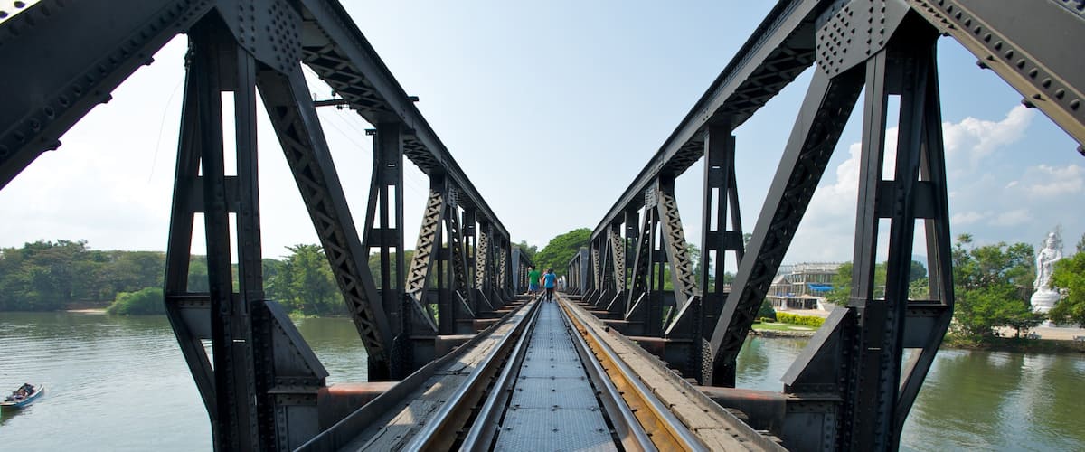 สะพานข้ามแม่น้ำแคว แสดง สิ่งของเกี่ยวกับการรถไฟ, แม่น้ำหรือลำธาร และ สะพาน