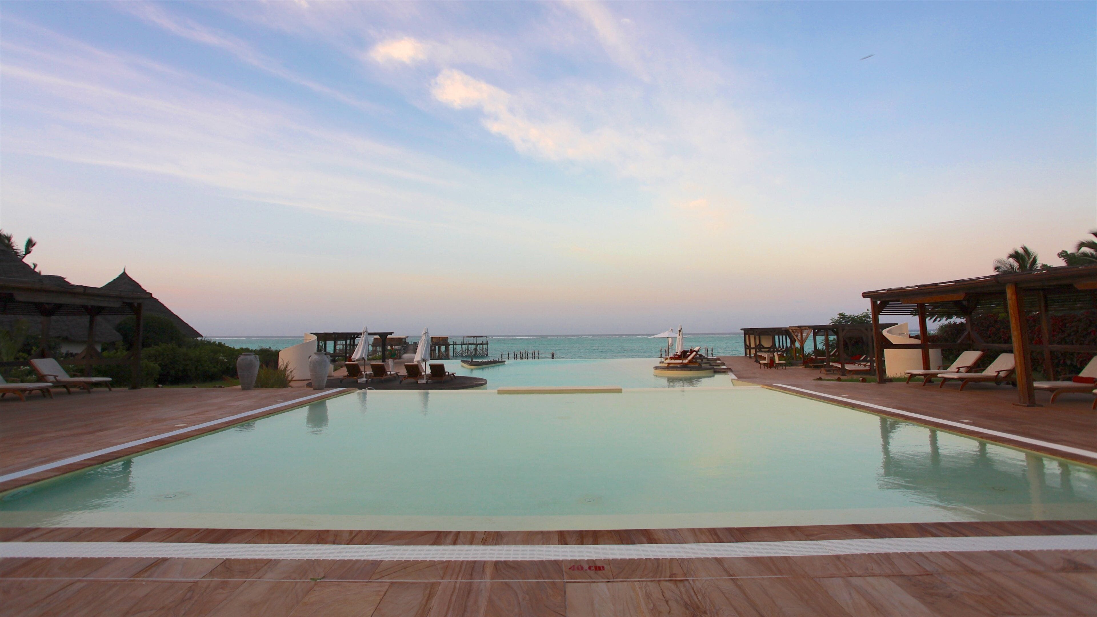 Nungwi strand som viser kyst, luksushotell eller resort og svømmebasseng