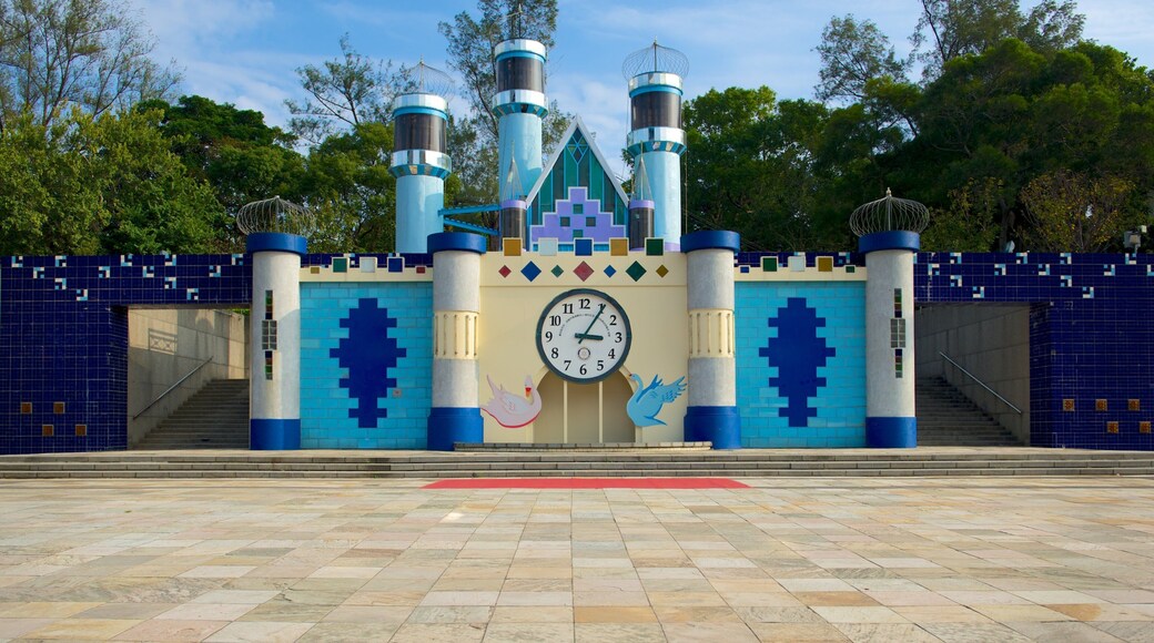 Craft Glass Museum featuring outdoor art