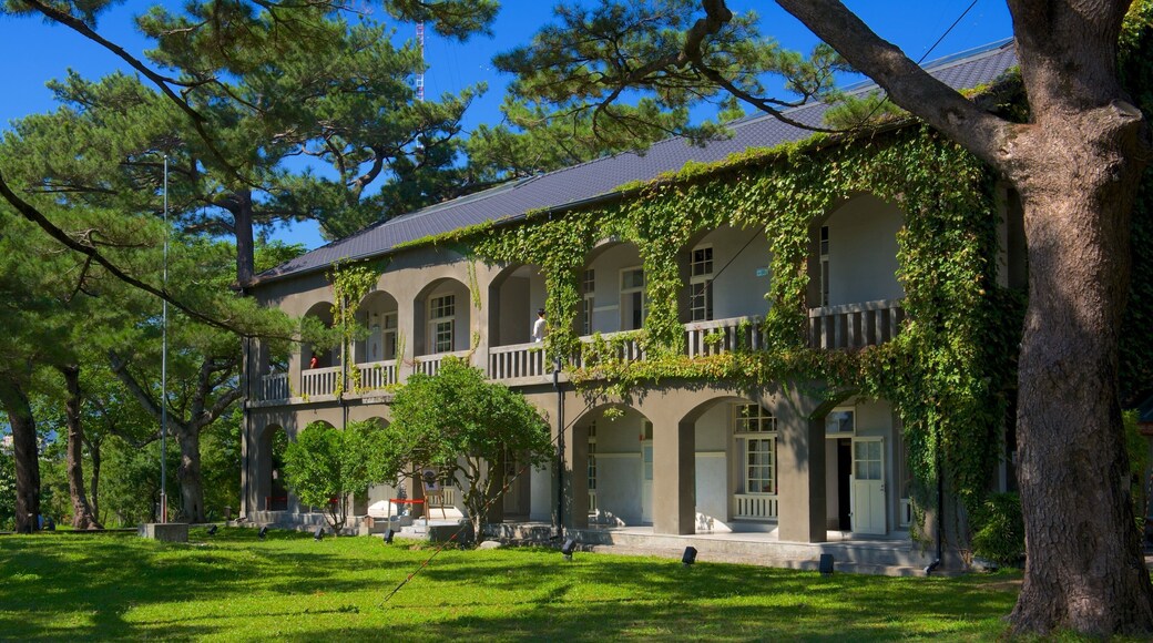 Pine Garden showing a house and a park