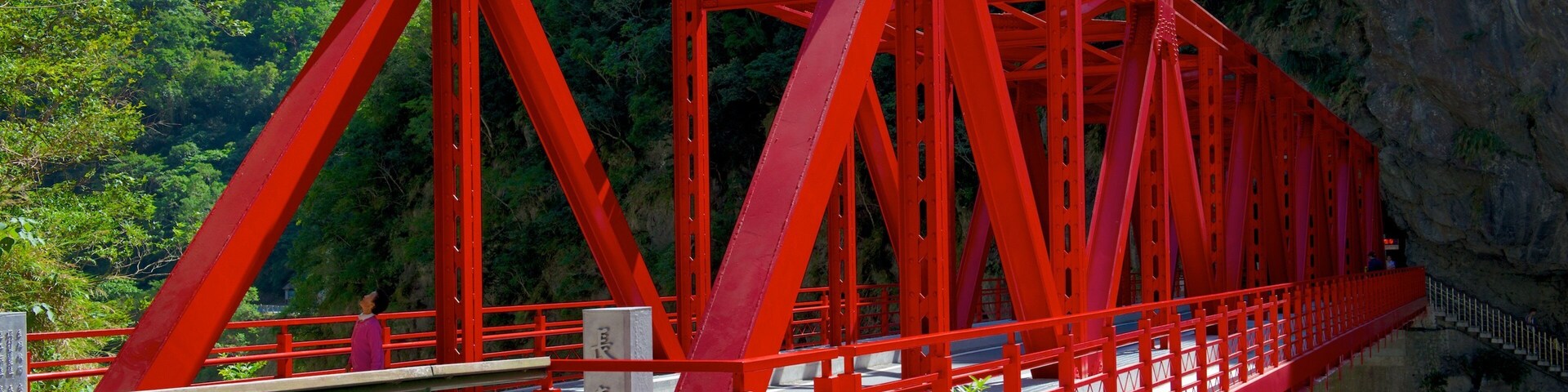 Taroko National Park showing a bridge and tranquil scenes