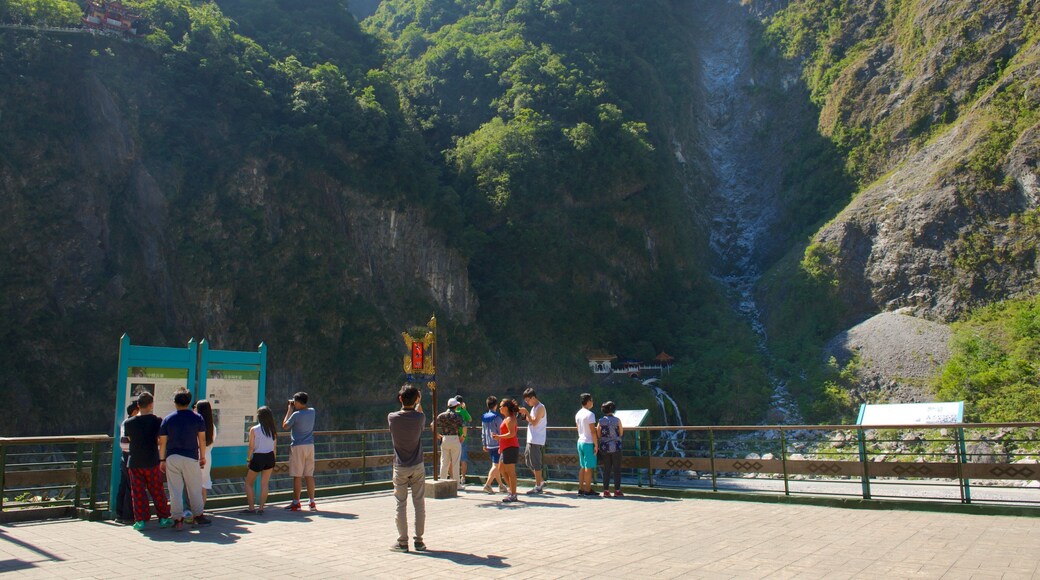 Taroko National Park showing views and tranquil scenes