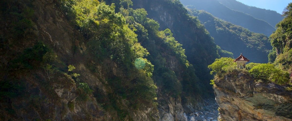 Parque Nacional de Taroko mostrando un río o arroyo, escenas tranquilas y un barranco o cañón