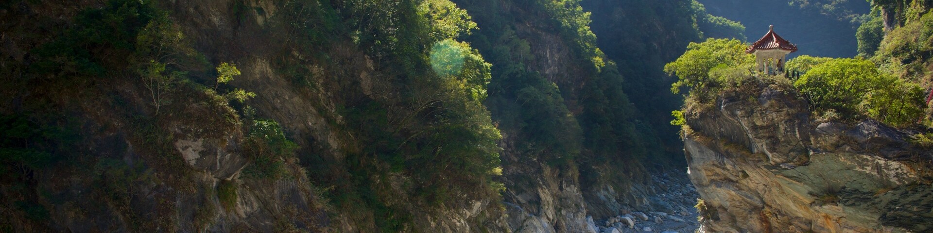 Parque Nacional de Taroko ofreciendo una garganta o cañón, un río o arroyo y escenas tranquilas