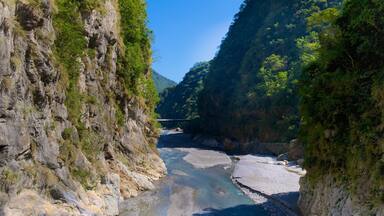 Parque Nacional de Taroko que incluye escenas tranquilas y un río o arroyo