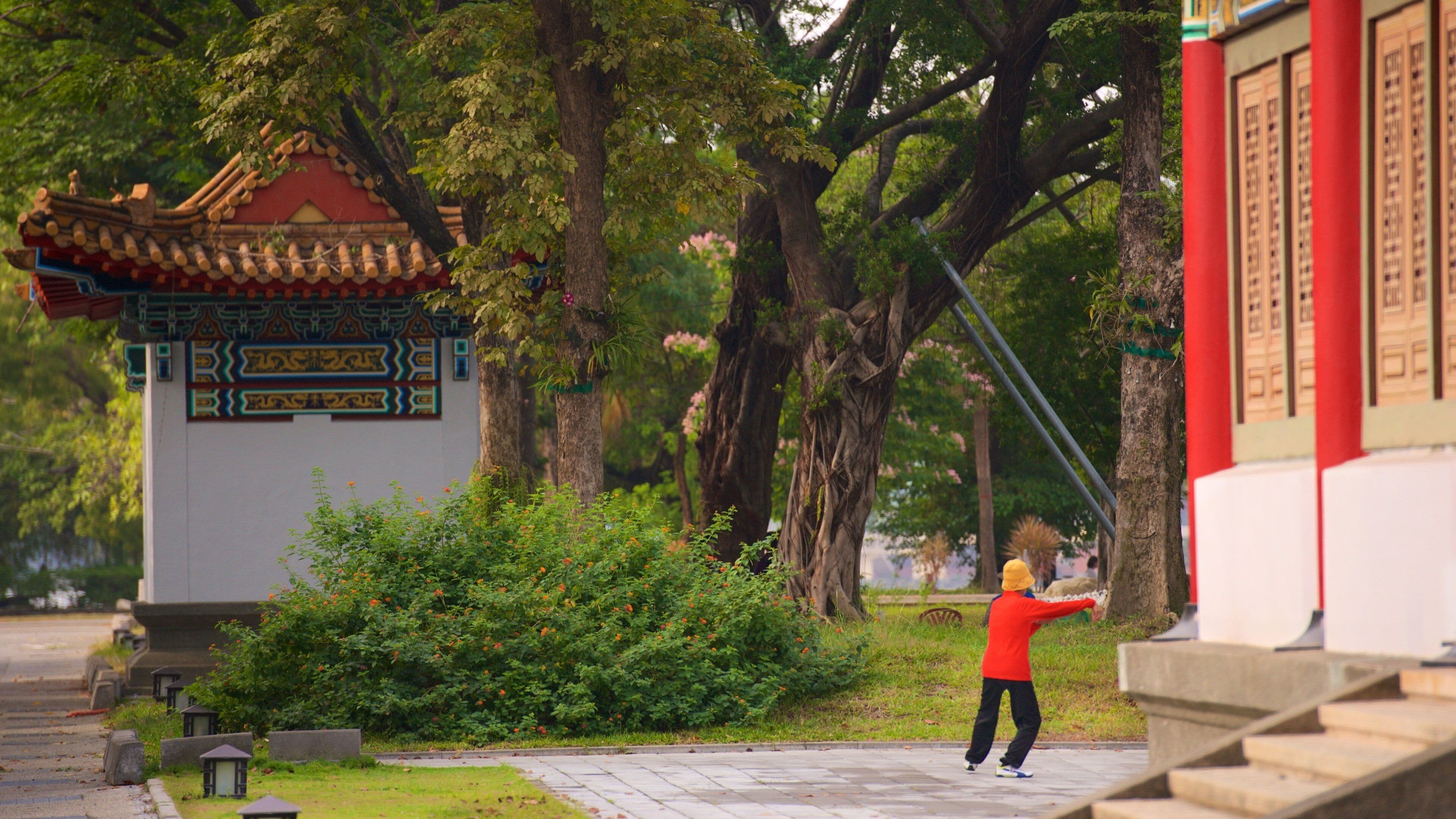 Templo de Confúncio de Kaohsiung mostrando um jardim