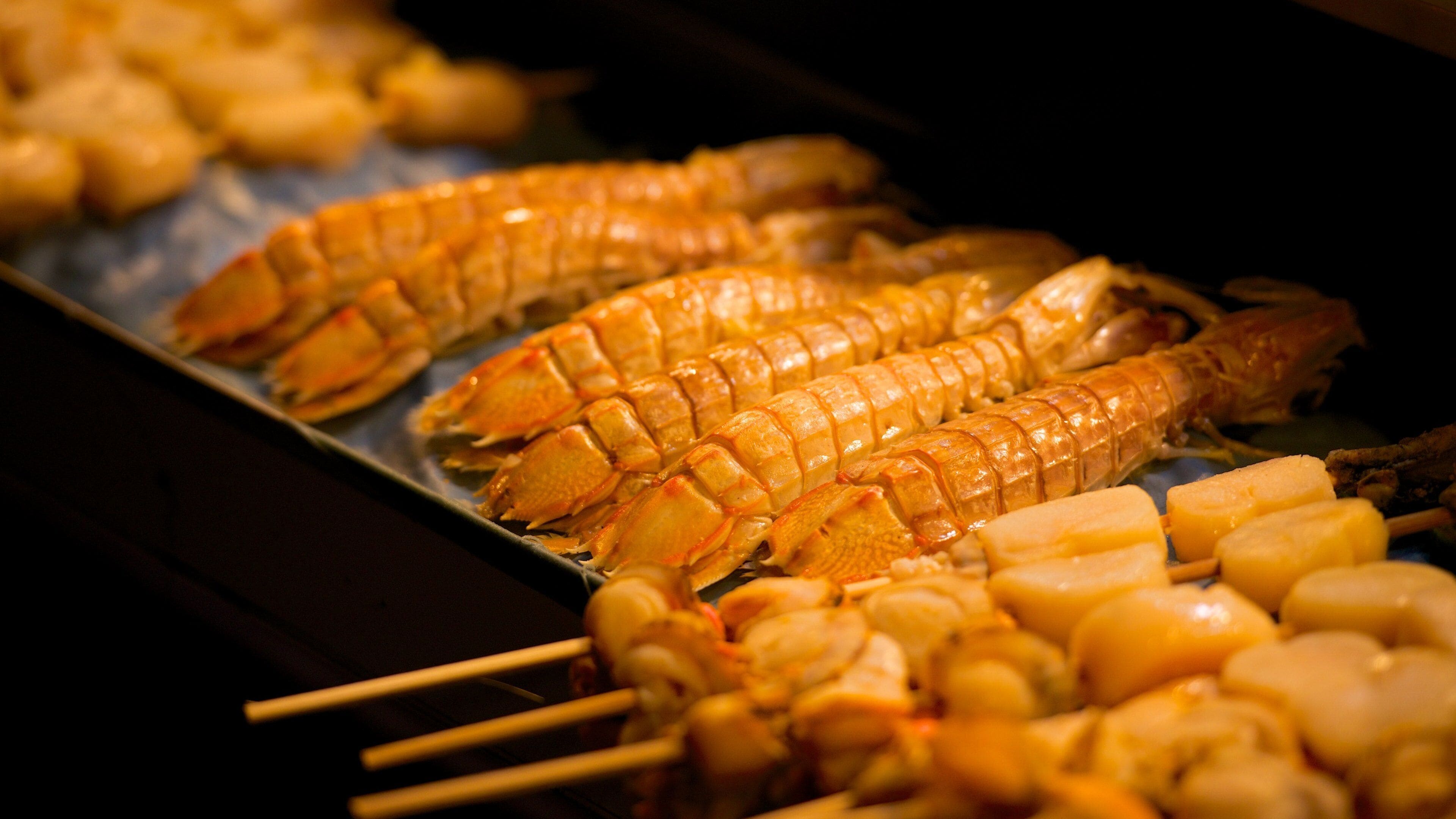 Mercado nocturno Liuhe ofreciendo comida y mercados