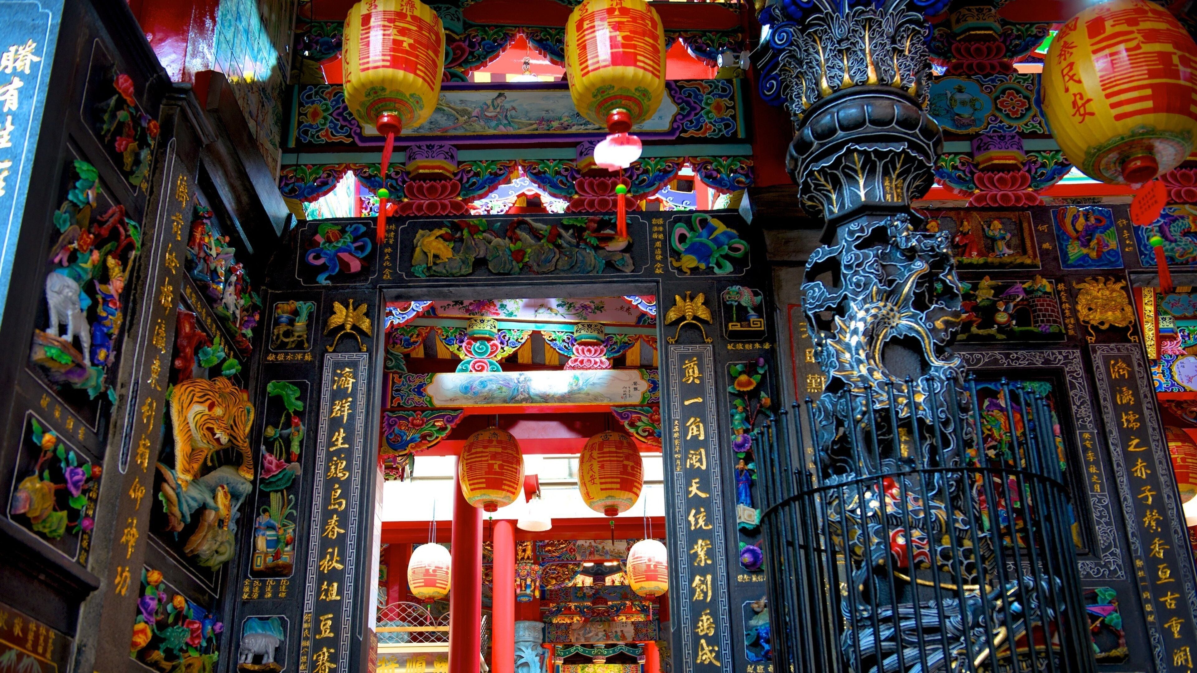 Templo de Dianji mostrando un templo o lugar de culto y elementos del patrimonio