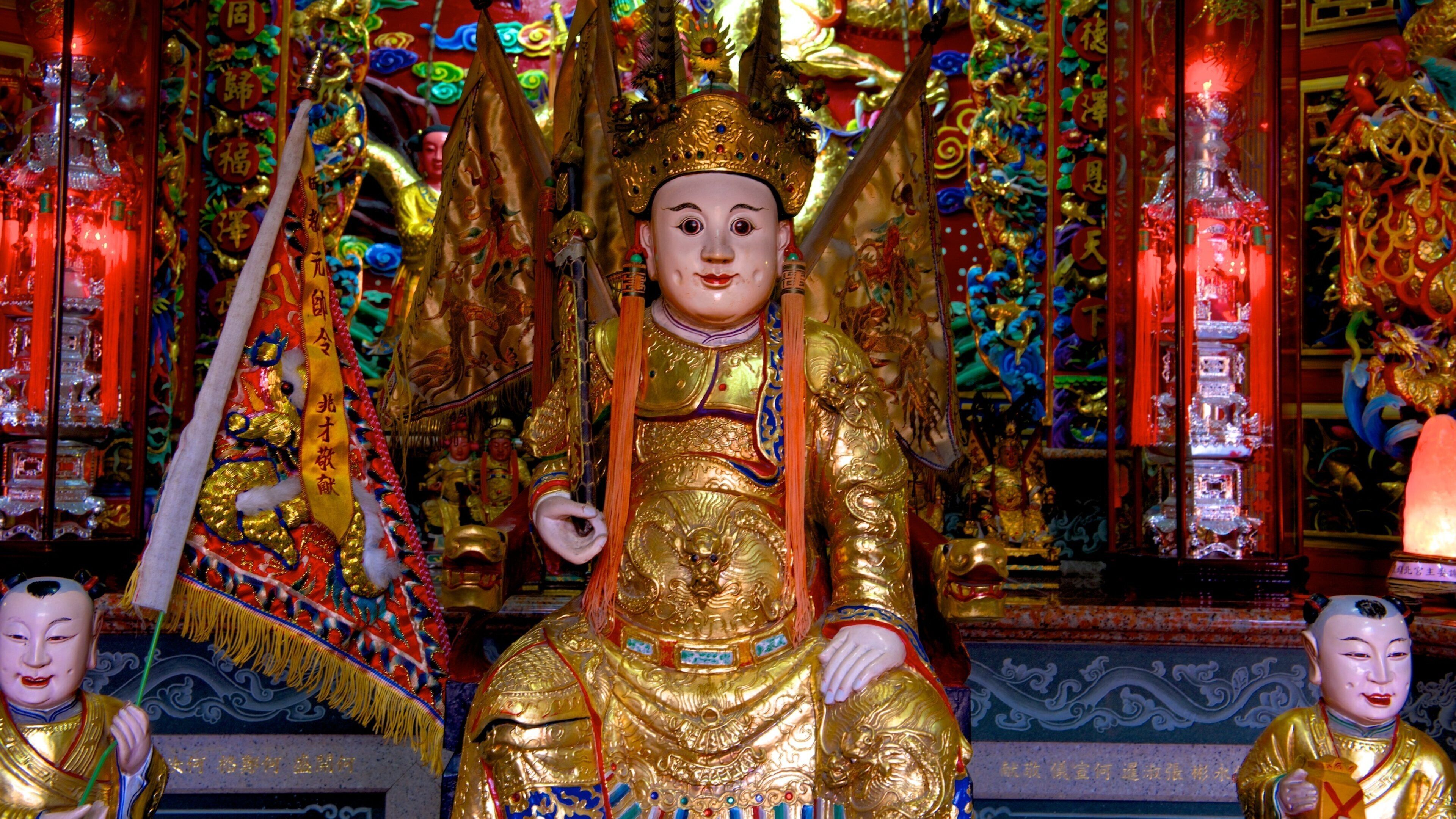 Tempio di Dianji mostrando oggetti d\'epoca e tempio o luogo di culto