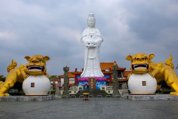 Statue de Guanyin mettant en vedette aspects religieux, temple ou lieu de culte et statue ou sculpture