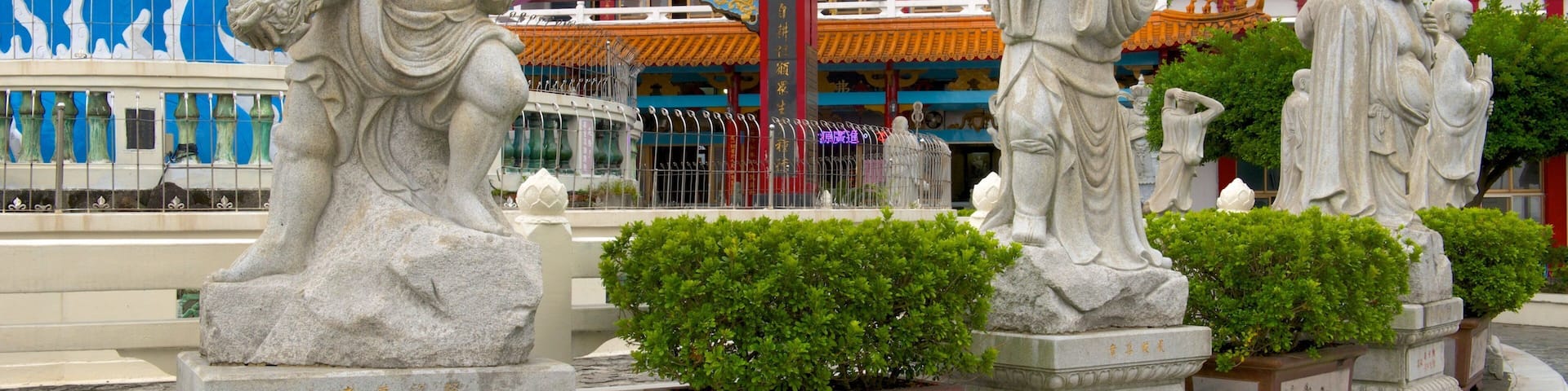 Estatua de Guanyin mostrando aspectos religiosos y una estatua o escultura