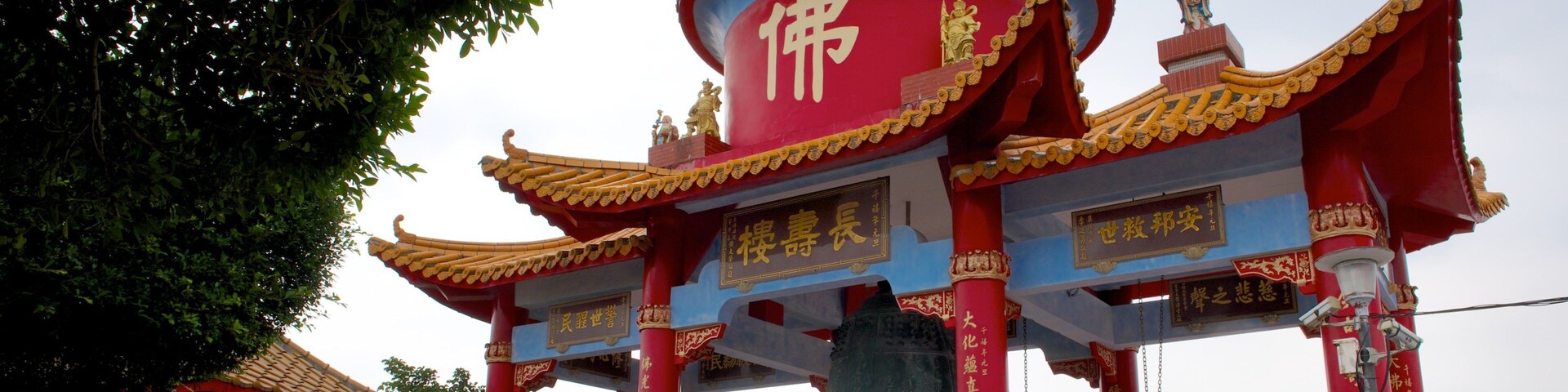 Estátua de Guanyin que inclui elementos religiosos e um templo ou local de adoração