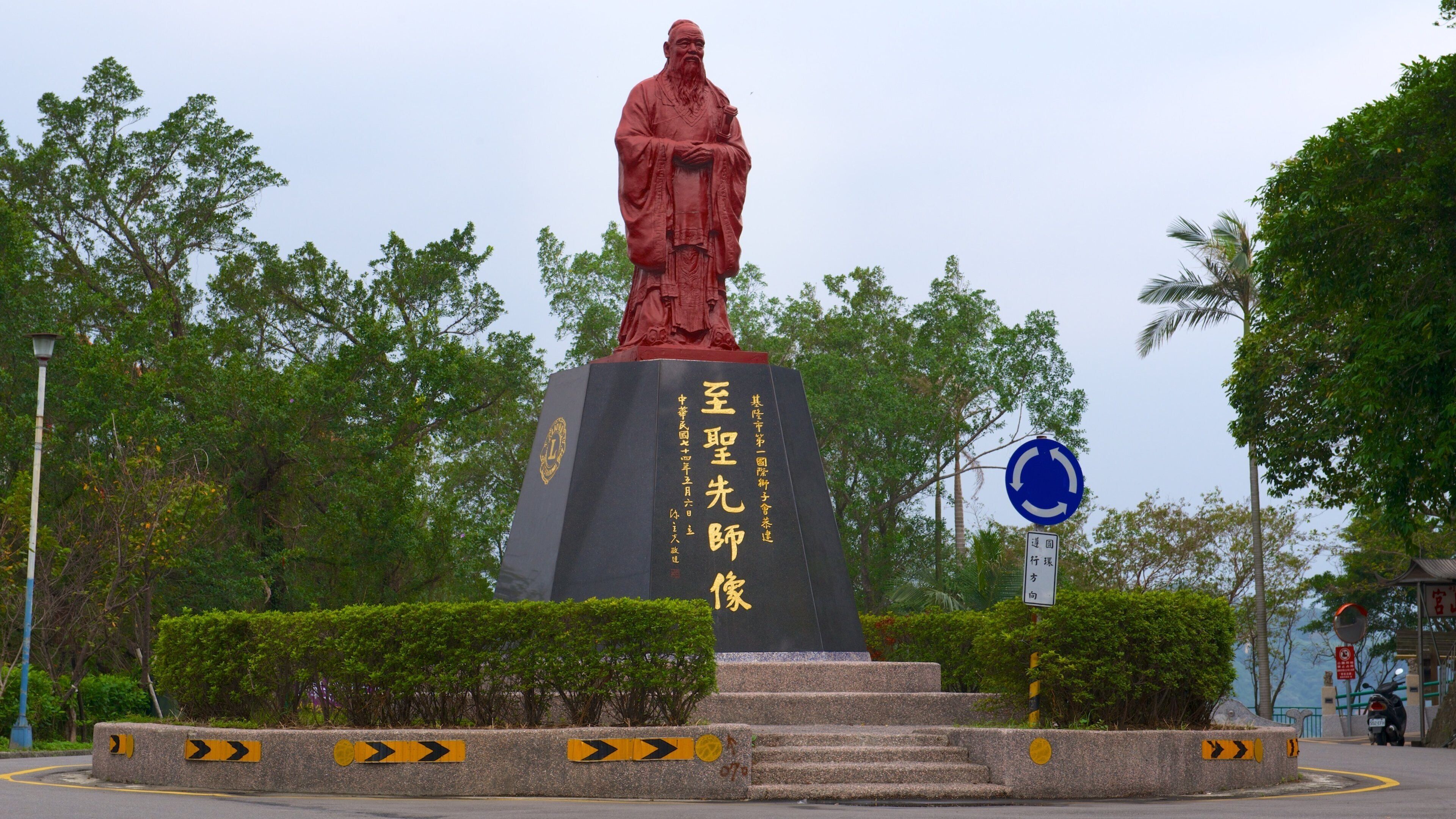 Zhongzheng Park showing a statue or sculpture
