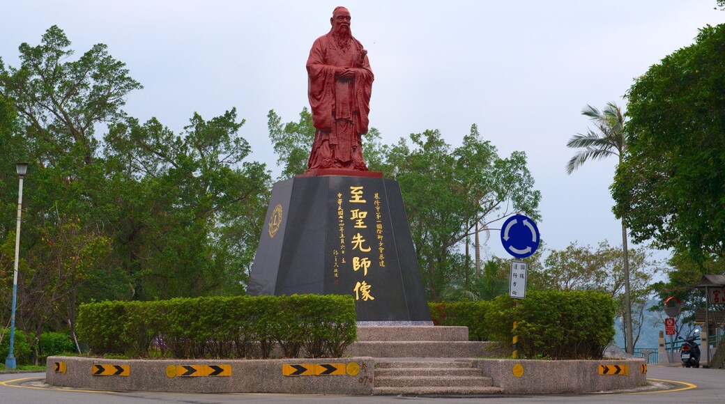 Zhongzheng Park showing a statue or sculpture