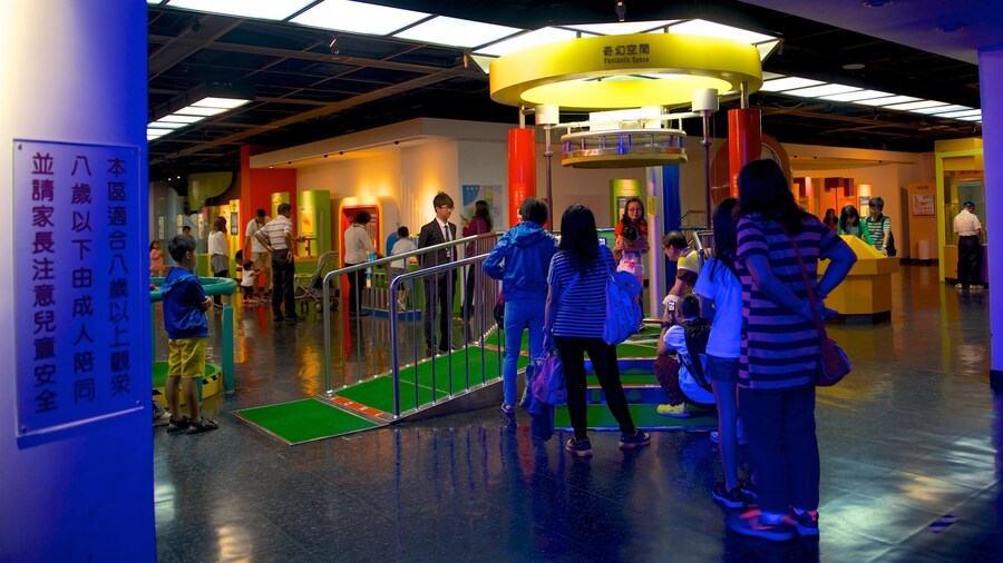 Nationalmuseet for Naturvidenskab og byder på interiør såvel som en lille gruppe mennesker