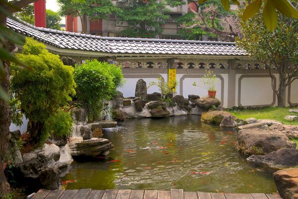Paochueh Temple showing a pond and a park