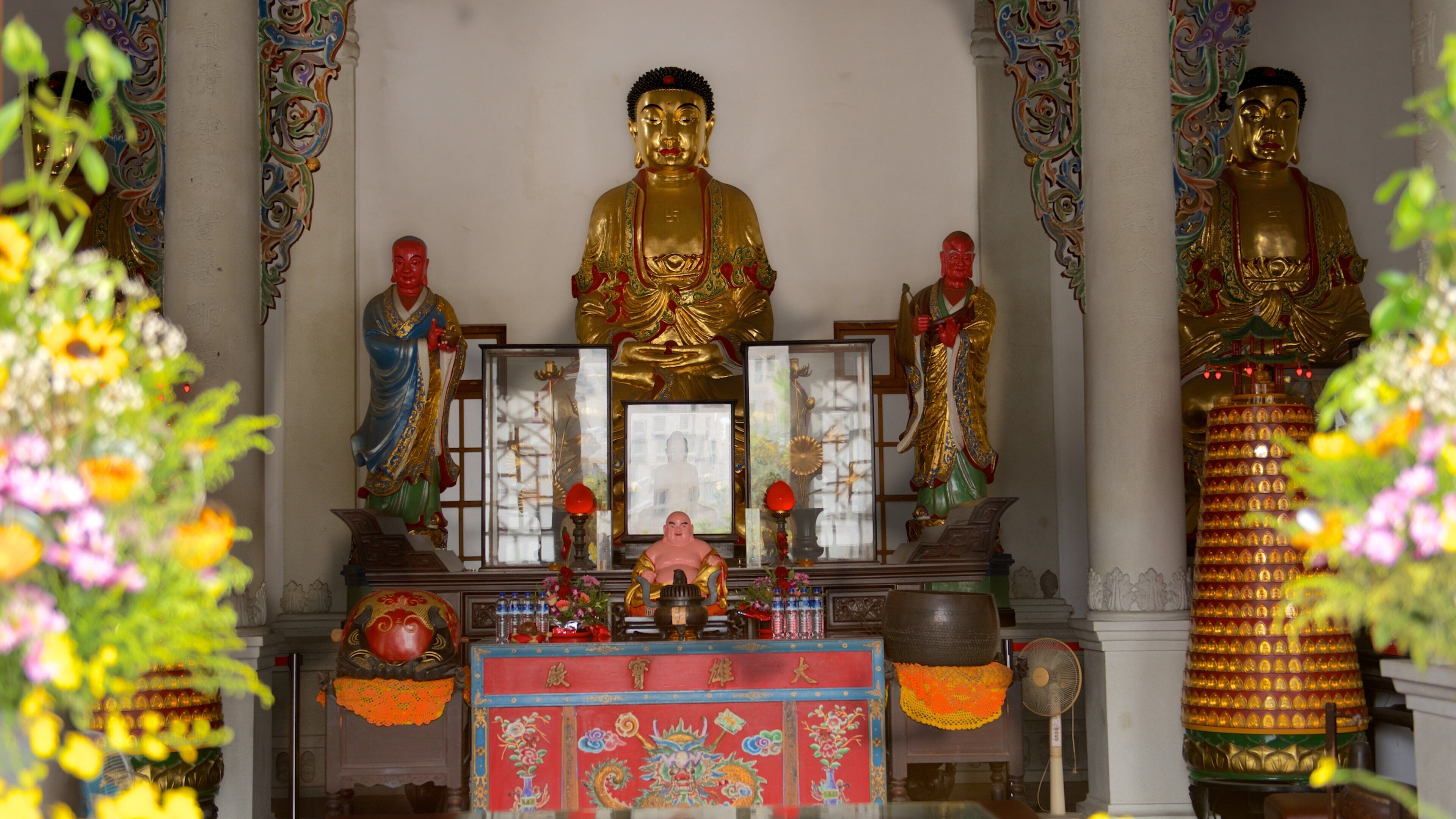 Paochueh Temple toont interieur en religieuze elementen