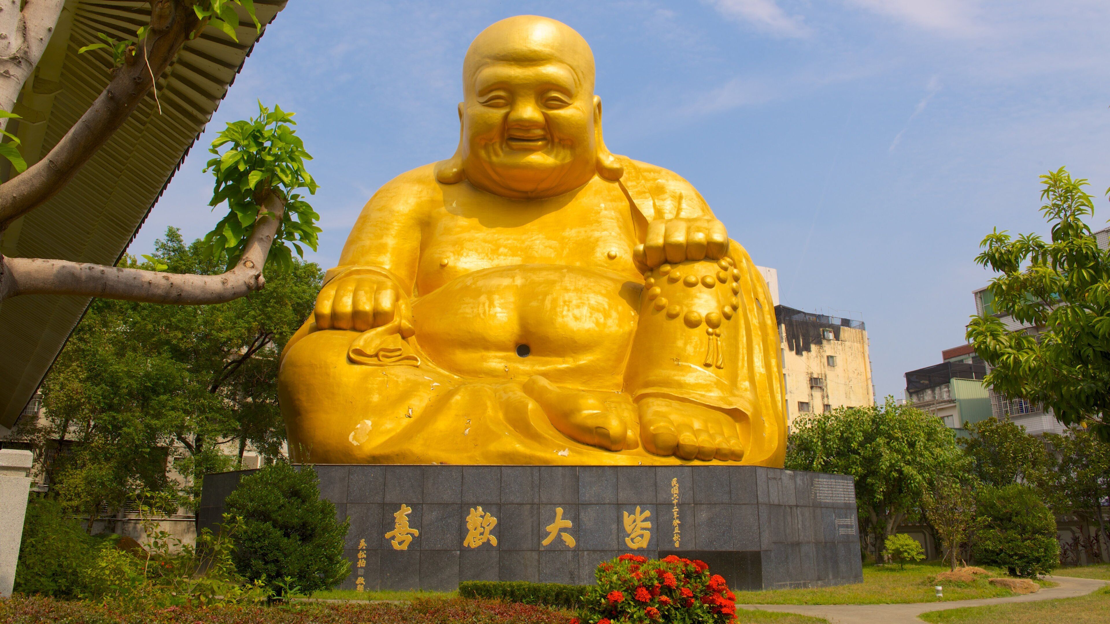 Paochueh Temple showing religious elements, a statue or sculpture and a garden