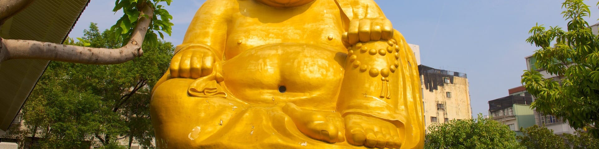 Paochueh Temple showing religious elements, a statue or sculpture and a garden