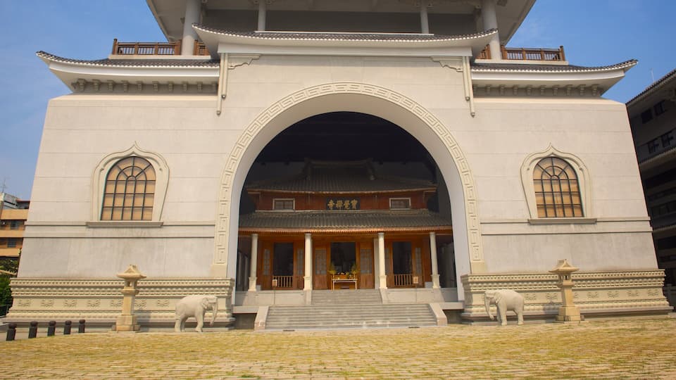 Paochueh Temple showing a temple or place of worship